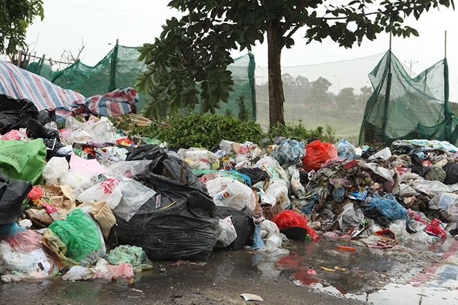 Dân chặn xe vào bãi rác lớn thứ 2 HN, nhiều khu dân cư ngập trong mùi hôi thối - 11