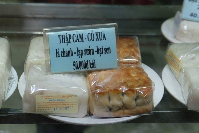 Hà Nội: Nửa đêm, hàng trăm người dân vẫn xếp hàng dài, chờ đợi hơn 30 phút để mua bánh Trung thu - Ảnh 11.