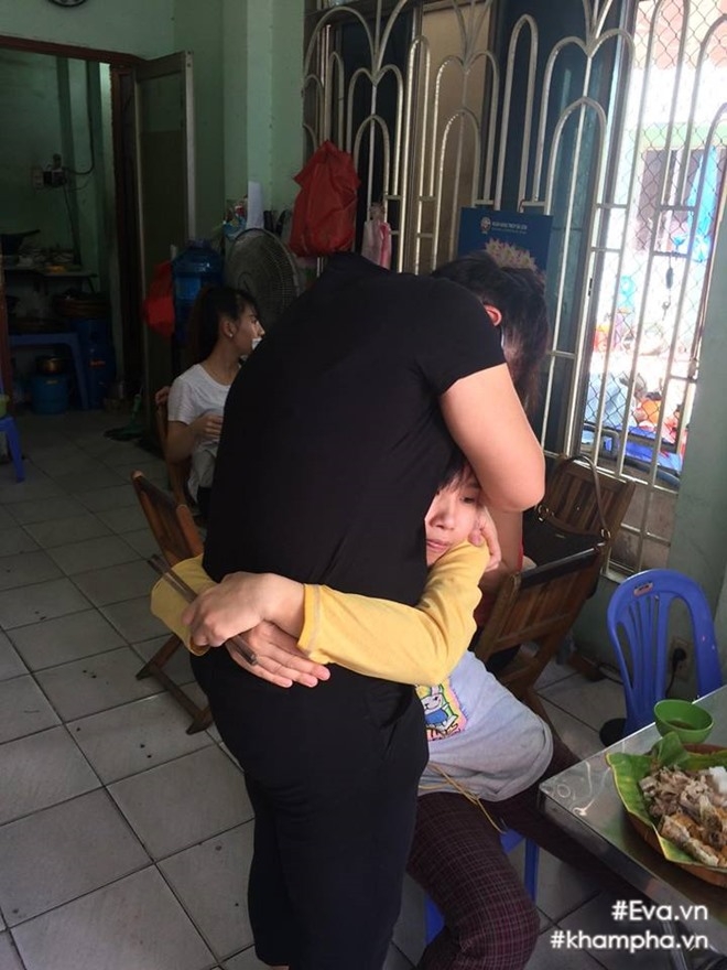 me dong hung bat khoc truoc viec con trai bi chu no hanh hung - 4