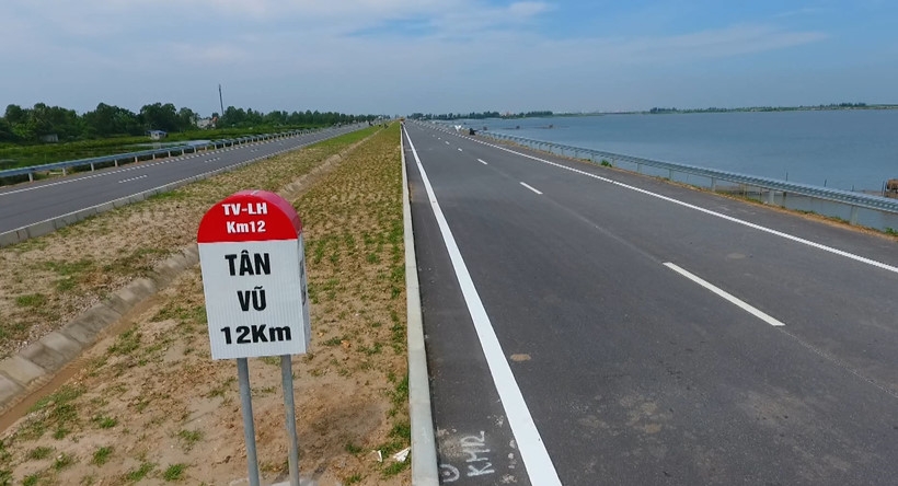 Ngắm cầu vượt biển dài nhất Việt Nam trước ngày thông xe - ảnh 4