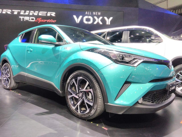Toyota C-HR giá 1 tỷ đồng đang 