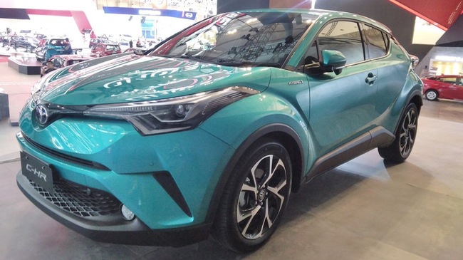 Toyota C-HR giá 1 tỷ đồng đang 