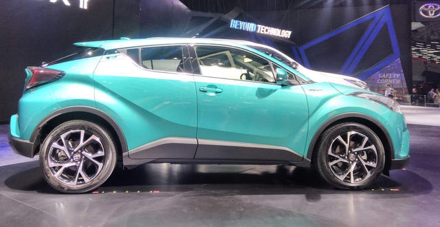 Toyota C-HR giá 1 tỷ đồng đang 