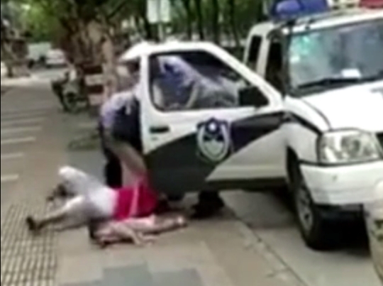 Trung Quốc: Cảnh sát quật ngã người phụ nữ đang đang bế trẻ - Ảnh 2.