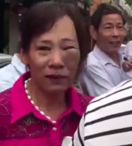 Trung Quốc: Cảnh sát quật ngã người phụ nữ đang đang bế trẻ - Ảnh 6.