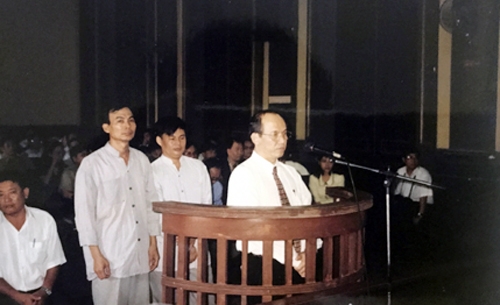 vi-sao-co-vu-kien-cua-ong-trinh-vinh-binh