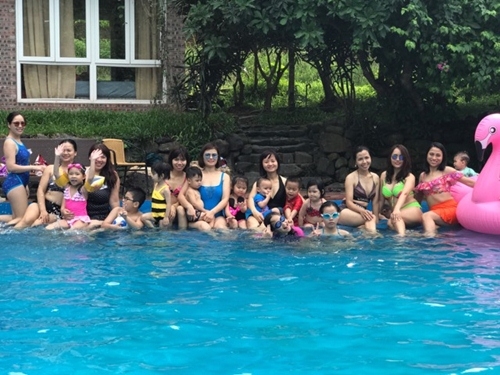 chi quen qua mang, dan 11 me bim sua ha noi deo bong 