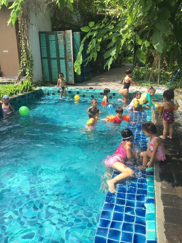 chi quen qua mang, dan 11 me bim sua ha noi deo bong 