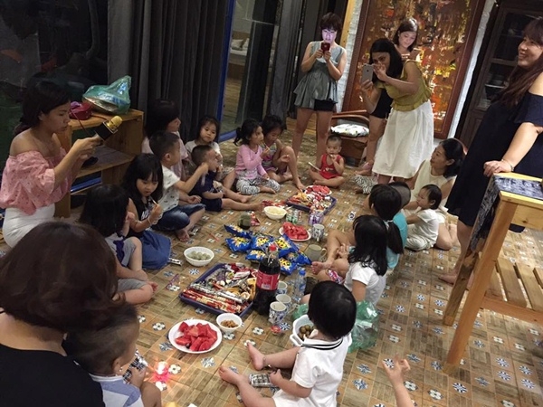 chi quen qua mang, dan 11 me bim sua ha noi deo bong 