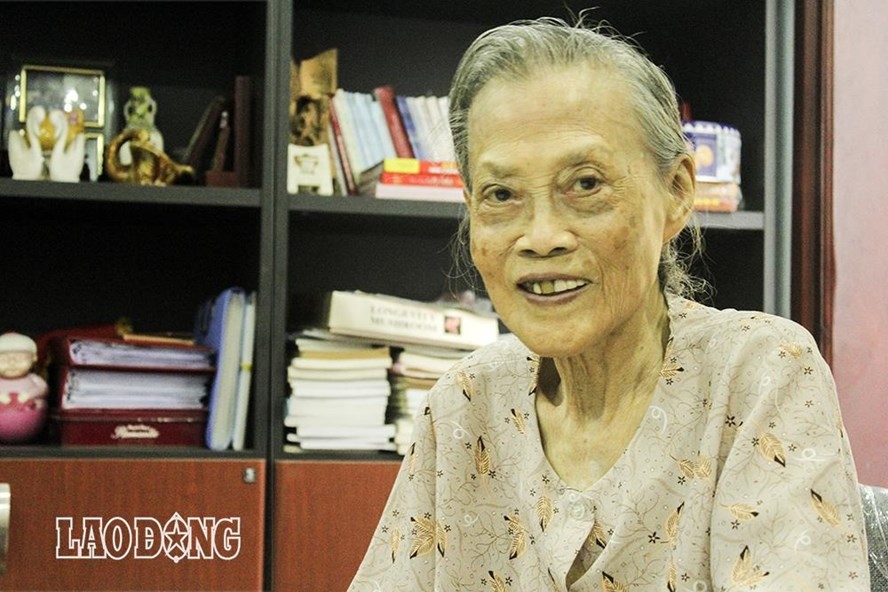 GS Lê Thi - người phụ nữ kéo cờ Tổ quốc tại Lễ Tuyên ngôn Độc lập năm 1945. Ảnh Trần Vương