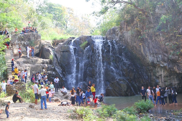 gia lai: di choi le, 1 nam sinh lop 12 duoi nuoc thuong tam hinh anh 1
