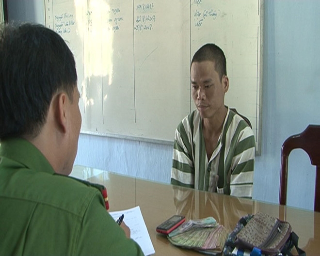 Hang chuc nguoi dan ruot duoi ten trom tui xach gan 2 km hinh anh 1