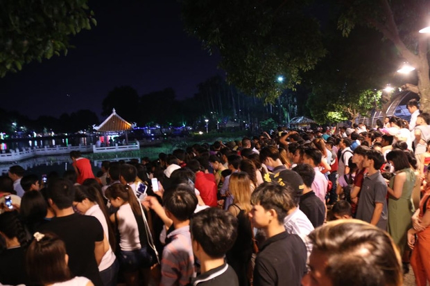Hàng ngàn người dân đổ về Công viên Đầm Sen xem pháo hoa mừng Tết Độc Lập - Ảnh 8.