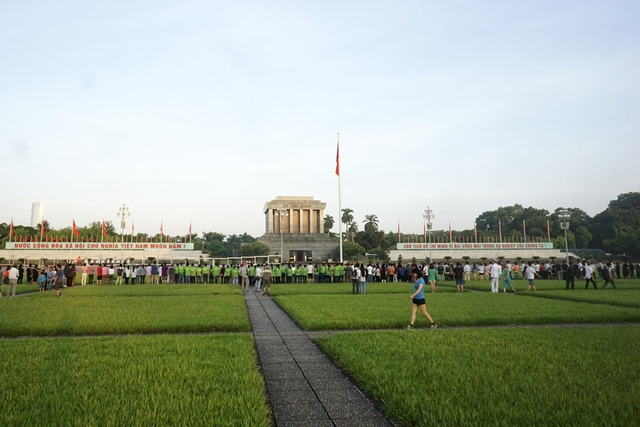  Người dân đã có mặt rất đông trên quảng trường để chứng kiến lễ chào cờ trong buổi sáng đặc biệt - ngày Quốc khánh 2/9. 