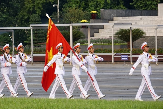  Trong dịp lễ Quốc khánh, cờ Tổ quốc không hạ vào ngày hôm trước, sẽ không có thao tác kéo cờ Tổ quốc lên cột cờ nhưng mọi nghi thức chào cờ vẫn diễn ra trang trọng. 