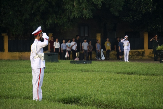  Giây phút chào cờ Tổ quốc trang nghiêm trên quảng trường Ba Đình. 