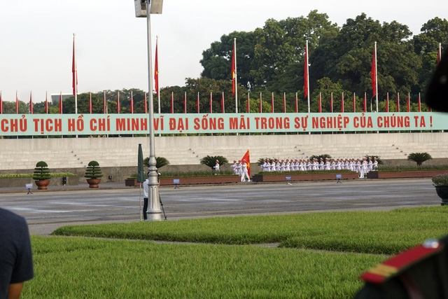  Sau nghi thức chào cờ, toàn đội nghi lễ bồng súng và nâng Quân kỳ, đi qua cửa lăng để kết thúc buổi lễ trên nền nhạc hành khúc Tiến bước dưới Quân kỳ. 