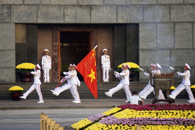  Quân kỳ tiến qua cửa lăng Chủ tịch Hồ Chí Minh. 