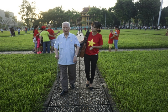  Nhiều người dân đến chứng kiến lễ chào cờ trong ngày Quốc khánh đã mặc áo in hình cờ Tổ quốc. 