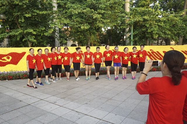  Những người tập thể dục buổi sáng bên đường Điện Biên Phủ mặc áo Cờ đỏ sao vàng trong buổi sáng ngày Quốc khánh. 