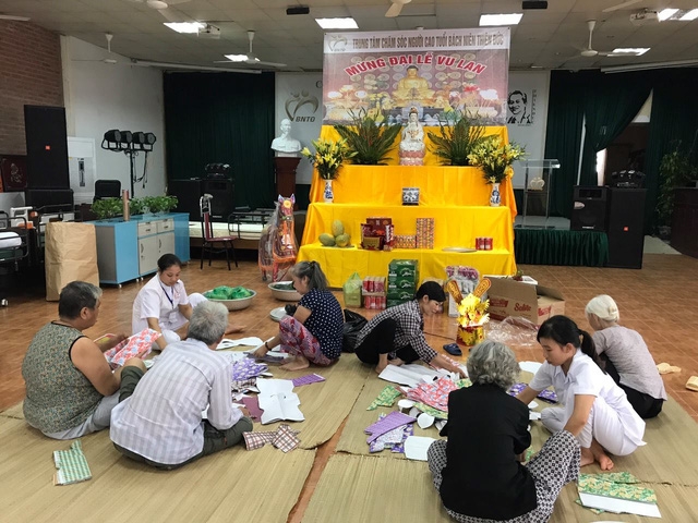 Các cụ ở Trung tâm Thiên Đức tham gia ngày Lễ Vu Lan của Trung tâm. Ảnh: T.G