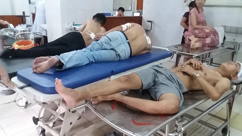 nguyen nhan vu nhom con do no sung vao xe taxi, 3 nguoi bi thuong hinh anh 1