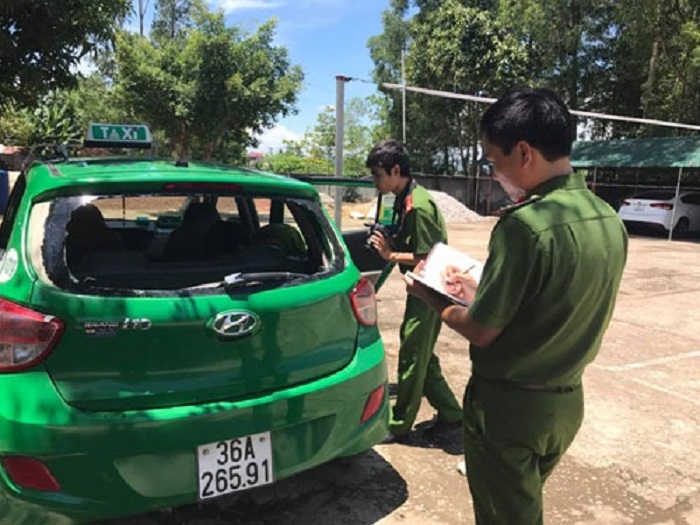 nguyen nhan vu nhom con do no sung vao xe taxi, 3 nguoi bi thuong hinh anh 2