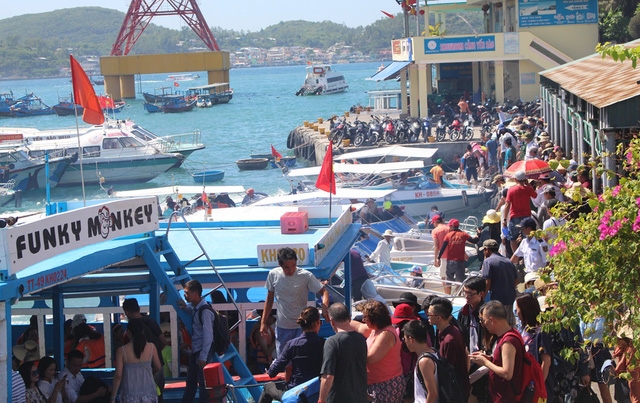 Du khách đến Nha Trang tham quan biển đảo trong dịp lễ Quốc Khánh, 2/9