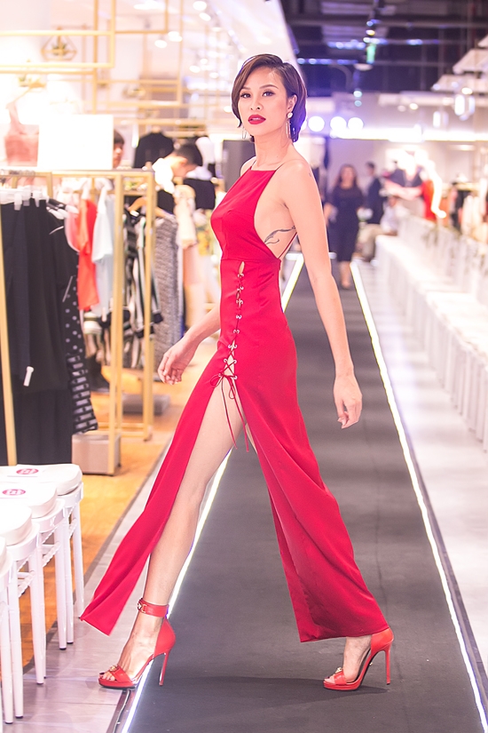 phuong-mai-sexy-het-co-voi-vay-ho-lung-xe-cao-den-hong-1