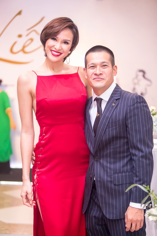 phuong-mai-sexy-het-co-voi-vay-ho-lung-xe-cao-den-hong-8