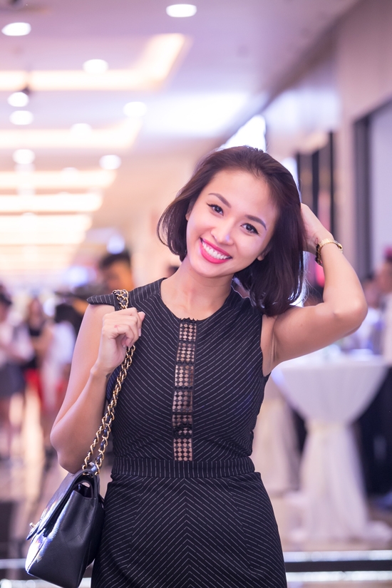 phuong-mai-sexy-het-co-voi-vay-ho-lung-xe-cao-den-hong-10