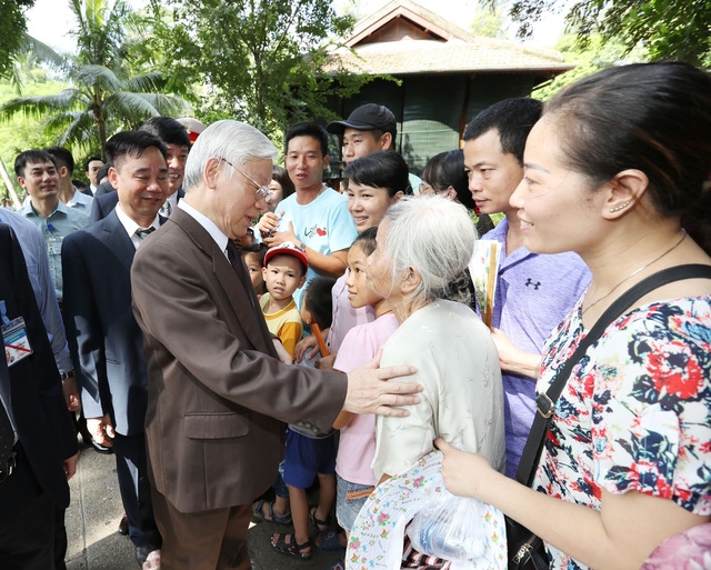  Tổng Bí thư Nguyễn Phú Trọng với nhân dân đến viếng Chủ tịch Hồ Chí Minh và thăm nơi ở và làm việc của Người . Ảnh: Trí Dũng –TTXVN 