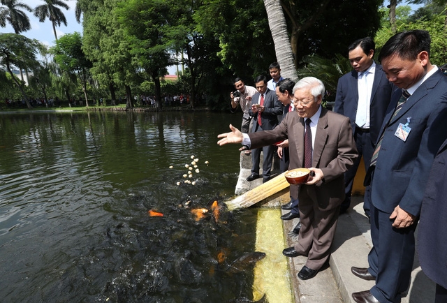  Tổng Bí thư Nguyễn Phú Trọng thăm ao cá Bác Hồ. Ảnh: Trí Dũng –TTXVN 