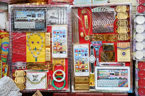 Vàng mã cúng rằm tháng 7: Nhà lầu, xe sang... giữ giá - 2