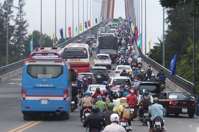  Rừng xe nối đuôi nhau khi qua cầu Rạch Miễu. 