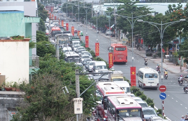 Có những thời điểm đoàn xe nối đuôi nhau kéo dài hàng chục km