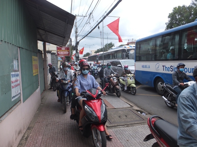  Kẹt xe kéo dài khiến nhiều người đi xe máy chạy lên vỉa hè mong thoát thân. 