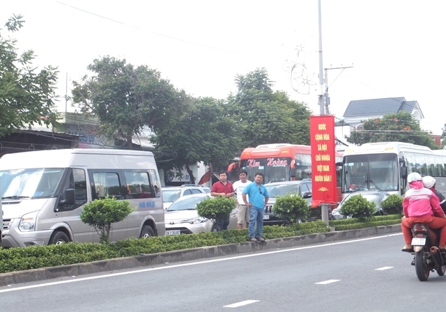  Kẹt xe nhiều giờ trong ngày nghỉ lễ khiến nhiều người dân ngán ngẩm, mệt mỏi. 