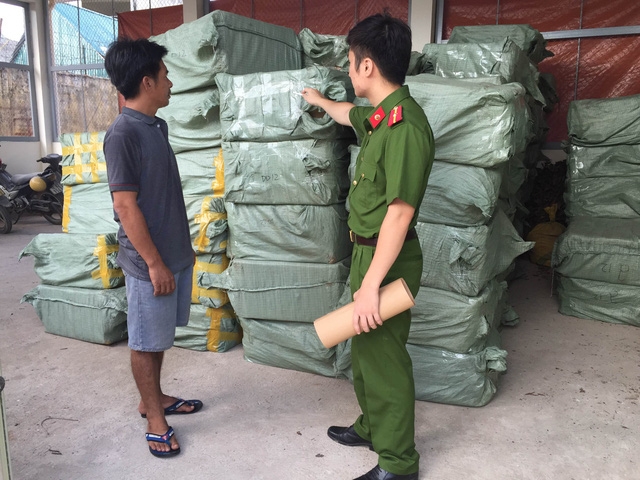  Lái xe Nguyễn Văn Huệ và tang vật gần 1 triệu gói dầu gội đầu, dầu xả không rõ nguồn gốc, bị công an huyện Cao Lộc bắt giữ 