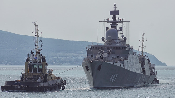 Tàu chiến Gepard 3.9 số hiệu 487 đang được lai dắt trên cảng Novorossiysk, Nga ngày 20.8.2017 /// Shipspotting.com