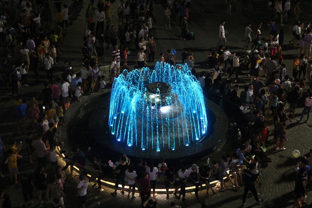 Chùm ảnh: Giới trẻ khắp mọi miền háo hức dạo phố đêm Quốc Khánh 2/9 - Ảnh 3.