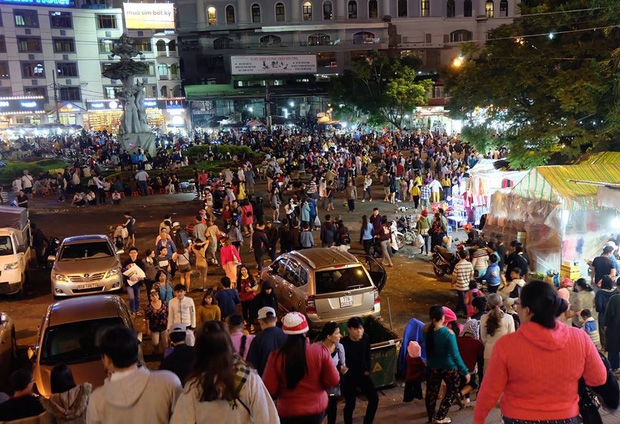 Chùm ảnh: Giới trẻ khắp mọi miền háo hức dạo phố đêm Quốc Khánh 2/9 - Ảnh 8.