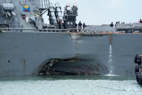  Lỗ thủng trên khu trục USS John S. McCain sau khi bị tàu chở dầu - hóa chất Alnic MC đâm trúng. 