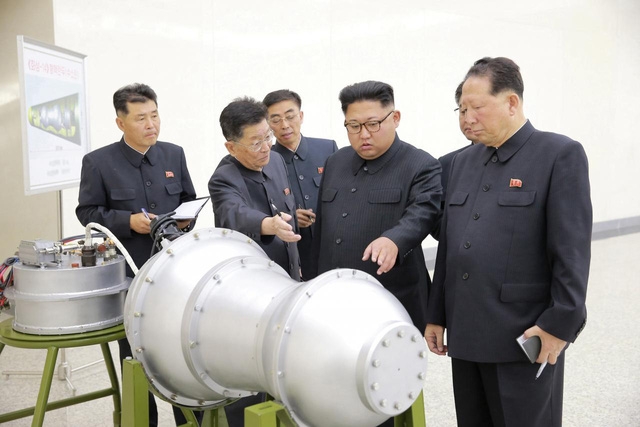  Nhà lãnh đạo Triều Tiên Kim Jong-un trực tiếp thị sát bom nhiệt hạch. (Ảnh: Reuters) 