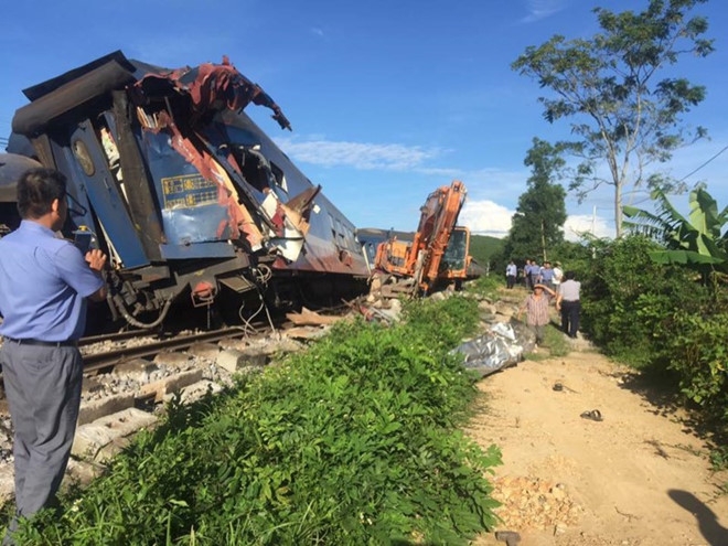 vu lat tau o quang binh: tai xe may xuc co tinh vuot duong sat hinh anh 1