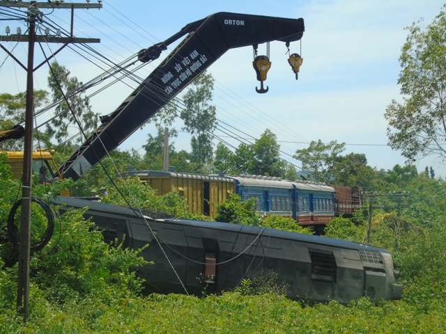 Lật tàu, SE3, Quảng Bình, cẩu chuyên dụng, trật đường ray
