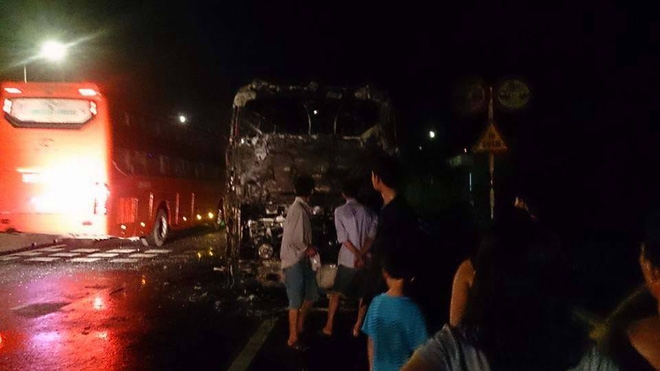 17 hành khách đang ngủ say, xe bất ngờ bốc cháy - Ảnh 2.