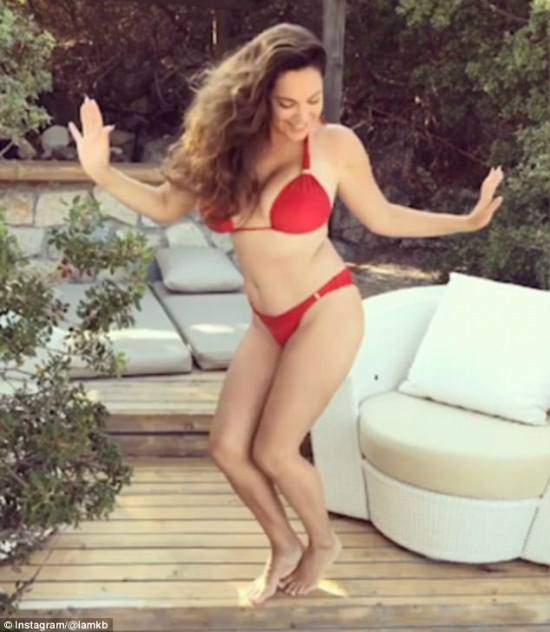 bi-to-bop-eo-dui-bang-photoshop-kelly-brook-tung-anh-dep-ruc-lua-7