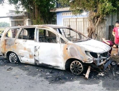 hai nhom thanh nien hon chien, phong hoa dot xe innova hinh anh 1