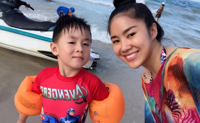 le-phuong-khoe-anh-hanh-phuc-ben-ong-xa-trung-kien-va-con-trai-4